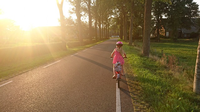 malá holčička jede na kole